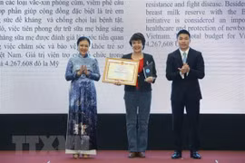 Entregan certificados de méritos a organizaciones no gubernamentales extranjeras en Vietnam