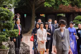 Cónyuge del premier japonés visita sitios de interés en Vietnam