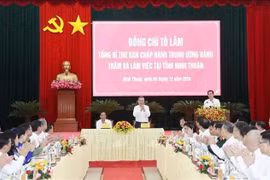 El secretario general del Partido Comunista de Vietnam, To Lam, se reúne con el Buró Ejecutivo del Comité partidista de la provincia de Ninh Thuan. (Foto: VNA)