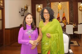 La embajadora de Vietnam en Sri Lanka, Trinh Thi Tam (izq.), y la primera ministra de Sri Lanka, Harini Amarasuriya, en su reunión del 3 de octubre (Foto: VNA)
