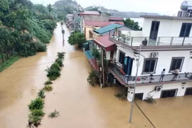 Miles de casas en Yen Bai se inundaron debido al tifón Yagi. (Foto: VNA)
