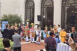 La actuación de trajes imperiales de la dinastía Nguyen (1802-1945) en el evento (Fuente: VNA)