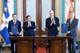El primer ministro Pham Minh Chinh y el presidente de República Dominicana, Luis Abinader Corona, presenciaron la firma del Memorando de Entendimiento entre la Academia Diplomática de Vietnam y la Academia Diplomática de República Dominicana. (Foto: VNA)