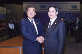 El presidente vietnamita, Luong Cuong (derecha), y el primer ministro japonés, Ishiba Shigeru, en Lima, Perú. (Foto: VNA)