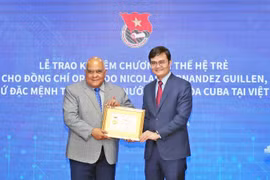 Entrega la medalla “Por la generación joven” al embajador cubano en Hanoi, Orlando Nicolás Hernández Guillén.