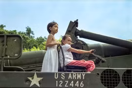 Prestigioso fotógrafo argentino con el libro ilustrado "Memorias de Guerra"