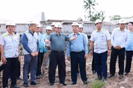 El primer ministro Pham Minh Chính realizó hoy una inspección y motivó a las fuerzas de trabajo en el sitio de construcción del Proyecto de Autopista Can Tho-Ca Mau. (Fuente: VNA)