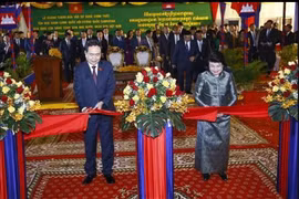 El presidente de la Asamblea Nacional de Vietnam, Tran Thanh Man (izq.), y la presidenta de la Asamblea Nacional de Camboya, Samdech Khuon Sudary, cortan la cinta para inaugurar el edificio administrativo de la Asamblea Nacional de Camboya. (Foto: VNA)