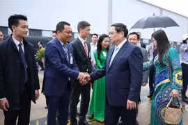 Personal de la Embajada de Vietnam en Brasil recibe al primer ministro Pham Minh Chinh y a su esposa en Río de Janeiro. (Foto: VNA)