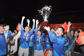 El equipo FC T-Connect Binh Dinh levanta la Copa de Campeonato FAVIJA CHAMPIONS CUP 2024. (Foto: VNA)