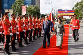 La presidenta de la Asamblea Nacional de Camboya, Samdech Khuon Sudary (derecha), preside una solemne ceremonia de bienvenida para el presidente de la Asamblea Nacional, Tran Thanh Man. (Foto: VNA)