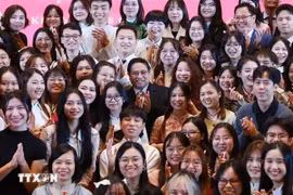 El primer ministro Pham Minh Chinh (centro) se reúne con estudiantes vietnamitas y representantes de la comunidad vietnamita en la ciudad de Chongqing (Foto: VNA)