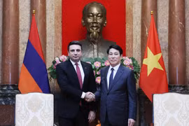 El presidente de Vietnam, Luong Cuong, (derecha) y el titular de la Asamblea Nacional de Armenia, Alen Simonyan. (Fuente: VNA)