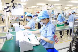 La producción de piezas eléctricas en la empresa Rhythm Precision en Hanoi (Foto: Hanoimoi)