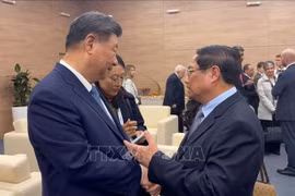 El primer ministro Pham Minh Chinh (derecha) y el secretario general del Partido Comunista de China (PCCh) y presidente, Xi Jinping. (Foto: VNA)