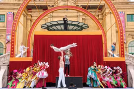 Espectáculo de circo de clase mundial en Sun World Ba Na Hills deleitará a turistas