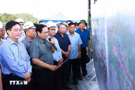 Premier de Vietnam inspecciona construcción de autopista Khanh Hoa - Buon Ma Thuot