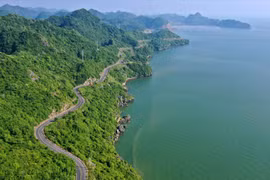 Exploran camino por la isla Cat Ba de Vietnam