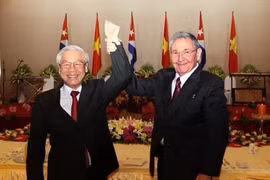 El secretario general Nguyen Phu Trong (en la izquierda) y el general Raúl Castro Ruz, entonces primer secretario del Partido Comunista de Cuba y presidente del Consejo de Estado y del Consejo de Ministros de Cuba, el 8 de julio de 2012, en Hanoi. (Foto: VNA)