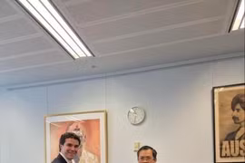 Ministro adjunto de Asuntos Exteriores del país oceánico, Tim Watts, y el embajador vietnamita en Australia, Pham Hung Tam. (Fuente: VNA)