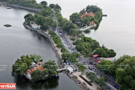 Thuy Trung Tien - Templo milenario de Vietnam en el lago Truc Bach