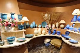 Visitan museo de cerámica en las afueras de Hanoi