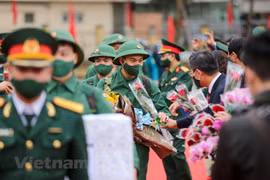 Miles de jóvenes de Hanoi se alistan al ejército