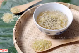Postre dulce Com (arroz glutinoso tierno), puro sabor vietnamita