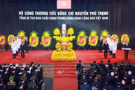 Ceremonia de homenaje póstumo al Secretario General Nguyen Phu Trong en la Casa Funeraria Nacional, en Hanoi. (Fuente: VNA)