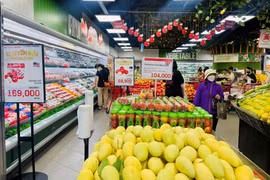 Los clientes compran en el supermercado LOTTE Mart. (Fuente: VNA)