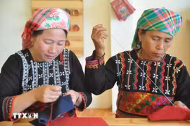 Perfeccionamiento de brocados y productos artesanales de las mujeres de la etnia Xa Pho en la provincia de Lao Cai. (Fuente: VNA)