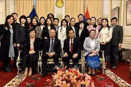 Funcionarios de las Embajadas de Vietnam y de Laos en Francia (Fuente: VNA)