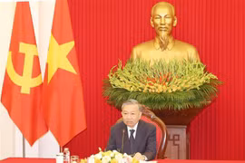 El secretario general del Partido Comunista de Vietnam y presidente del país, To Lam, mantiene una llamada telefónica con el presidente surcoreano, Yoon Suk Yeol. (Fuente: VNA)