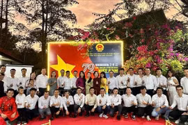 Toman fotos de recuerdo delegados e invitados en el acto por el 79º aniversario del Día Nacional de Vietnam en Tanzania (Fuente: VNA)