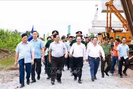 El primer ministro Pham Minh Chinh inspecciona las obras de construcción en la comuna de Binh Thanh, distrito de Phung Hiep, en provincia de Hau Giang. (Fuente: VNA)