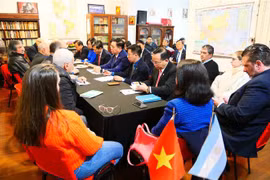 Durante las conversaciones entre el miembro del Buró Político y secretario del Comité Central del Partido Comunista de Vietnam, Nguyen Trong Nghia, y el secretario general interino del Partido Comunista Argentino, Jorge Kreyness (Fuente: VNA)