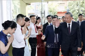 El presidente To Lam visita la empresa Metfone, empresa conjunta entre el Grupo Militar de Industria y Telecomunicaciones Viettel y socios camboyanos. (Fuente: VNA)