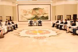 El jefe del Departamento de Propaganda y Educación del Comité Central del Partido Comunista de Vietnam, Nguyen Trong Nghia, se reúne con Huang Kunming, secretario del Comité del Partido Comunista de China en Guangdong. (Fuente: VNA)