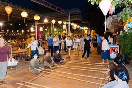 Los visitantes exploran el espacio cultural y experimentan juegos folclóricos tradicionales en el espectáculo “La Esencia del Norte”. (Fuente: Página de “La Esencia del Norte”)
