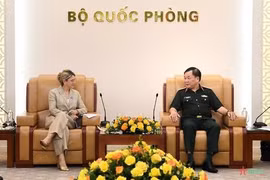 El viceministro de Defensa de Vietnam, Hoang Xuan Chien, se reúne con la secretaria de Estado francesa para los Veteranos y la Memoria, Patricia Miralle (Fuente: qdnd.vn)