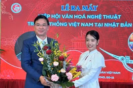 El embajador de Vietnam en Japón, Pham Quang Hieu, entrega un ramo de flores a la presidenta de la asociación de cultura y arte tradicional vietnamita en Japón, Do Khanh Han. (Foto: VNA)