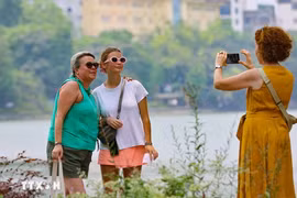 El lago Hoan Kiem es una atracción para los turistas internacionales en Hanoi. (Fuente: VNA)
