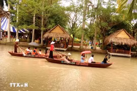 Los turistas experimentan remar en el río en la aldea turística My Khanh, en la ciudad de Can Tho. (Fuente: VNA)