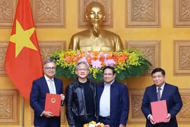El primer ministro vietnamita, Pham Minh Chinh, (segundo a la derecha) y Jensen Huang, presidente y director general de NVIDIA, presenciaron la ceremonia de firma del Acuerdo de Cooperación entre el Gobierno de Vietnam y el grupo estadounidense.(Foto: VNA)