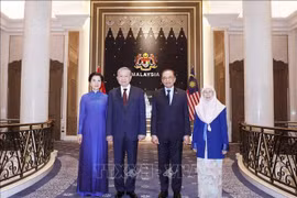 El secretario general del Comité Central del Partido Comunista de Vietnam, To Lam (segundo desde la izquierda) y su esposa (primera, a la izquierda) y el primer ministro de Malasia, Anwar Ibrahim (segundo desde la derecha) y su esposa. (Foto: VNA)