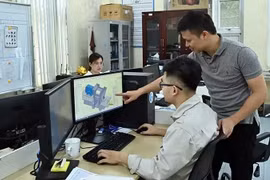 Ingenieros de la empresa Tomeco (del clúster industrial Ngoc Liep en Hanoi) discuten el diseño de ventiladores industriales. (Fuente: nhandan.vn)