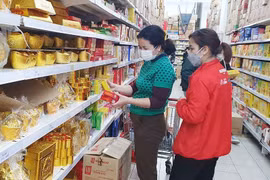Los consumidores eligen productos en el supermercado Big C Long Bien, distrito de Long Bien. (Fuente: hanoimoi.vn)