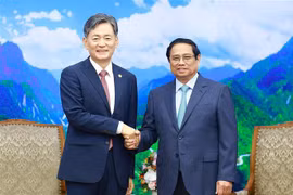 El primer ministro vietnamita, Pham Minh Chinh, (D) y el comisionado general de la Agencia Nacional de Policía de Corea del Sur, Cho Ji-ho. (Fuente: VNA)
