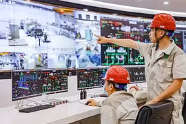 Los trabajadores de la planta de energía de residuos de Soc Son, en las afueras de Hanoi, operan el proceso de tratamiento de residuos para generar electricidad. (Fuente: nhandan.vn)
