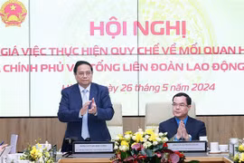 El primer ministro Pham Minh Chinh en la reunión para evaluar los resultados de la implementación del Reglamento sobre las relaciones laborales entre el Gobierno y la Confederación General del Trabajo de Vietnam (Fuente: VNA)